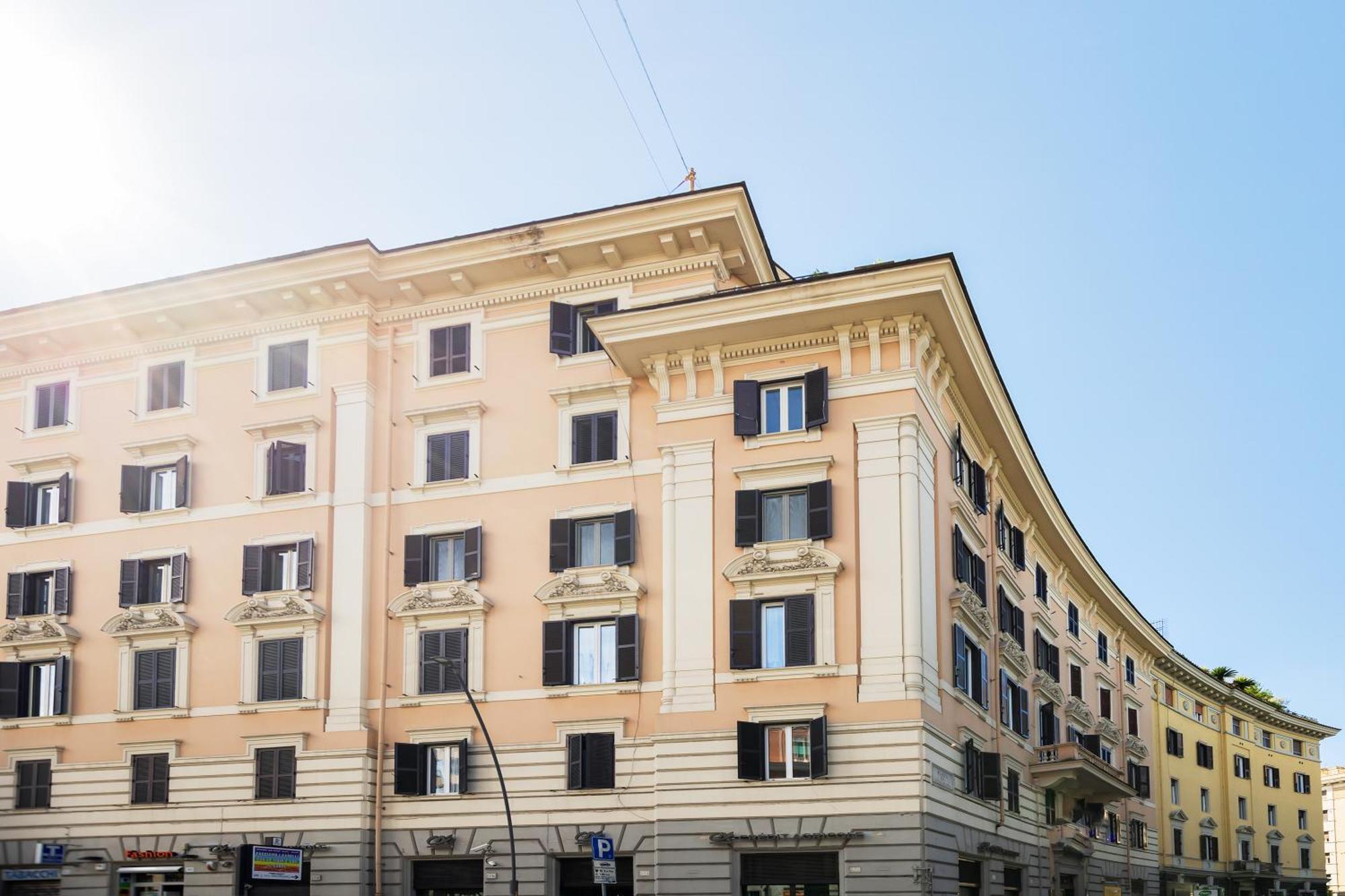 Live Roma - Chez Le Roi Luxury Apartment Екстериор снимка